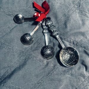 NWOT Heavy Measuring Spoon Set with Cupcakes on them